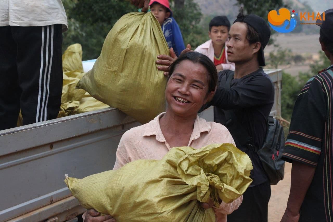 KHAI staff working alongside members of a Karenni community